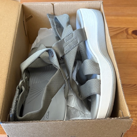 Clarks Women's cloud steppers Sandals in Gray - Picture 14 of 16